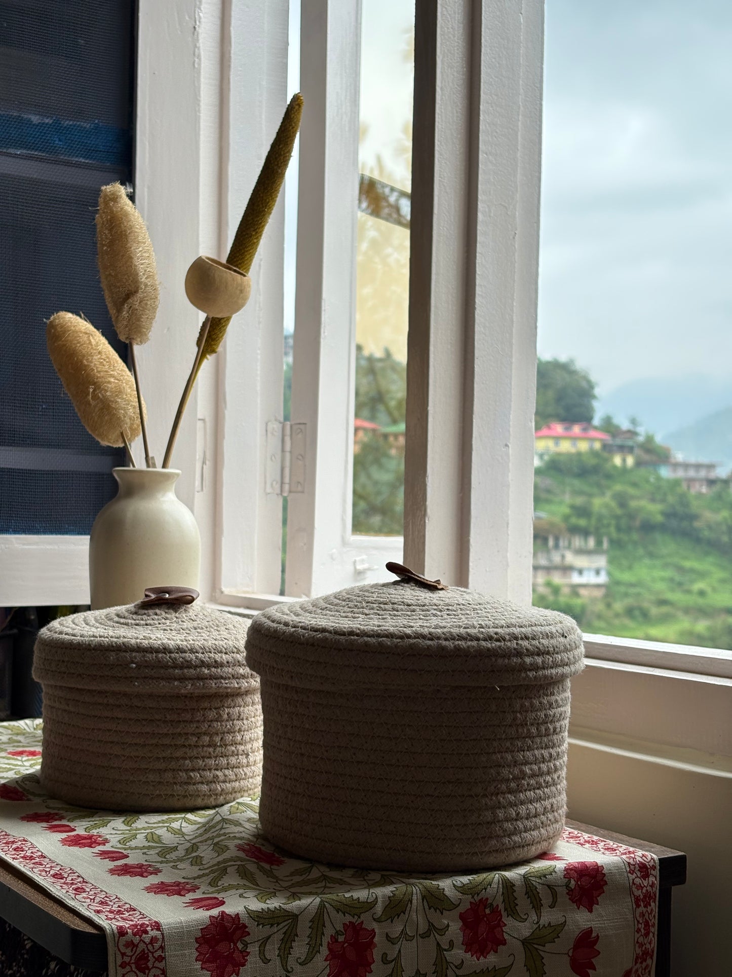 Yubi Sora Beige Jute Basket with Lid