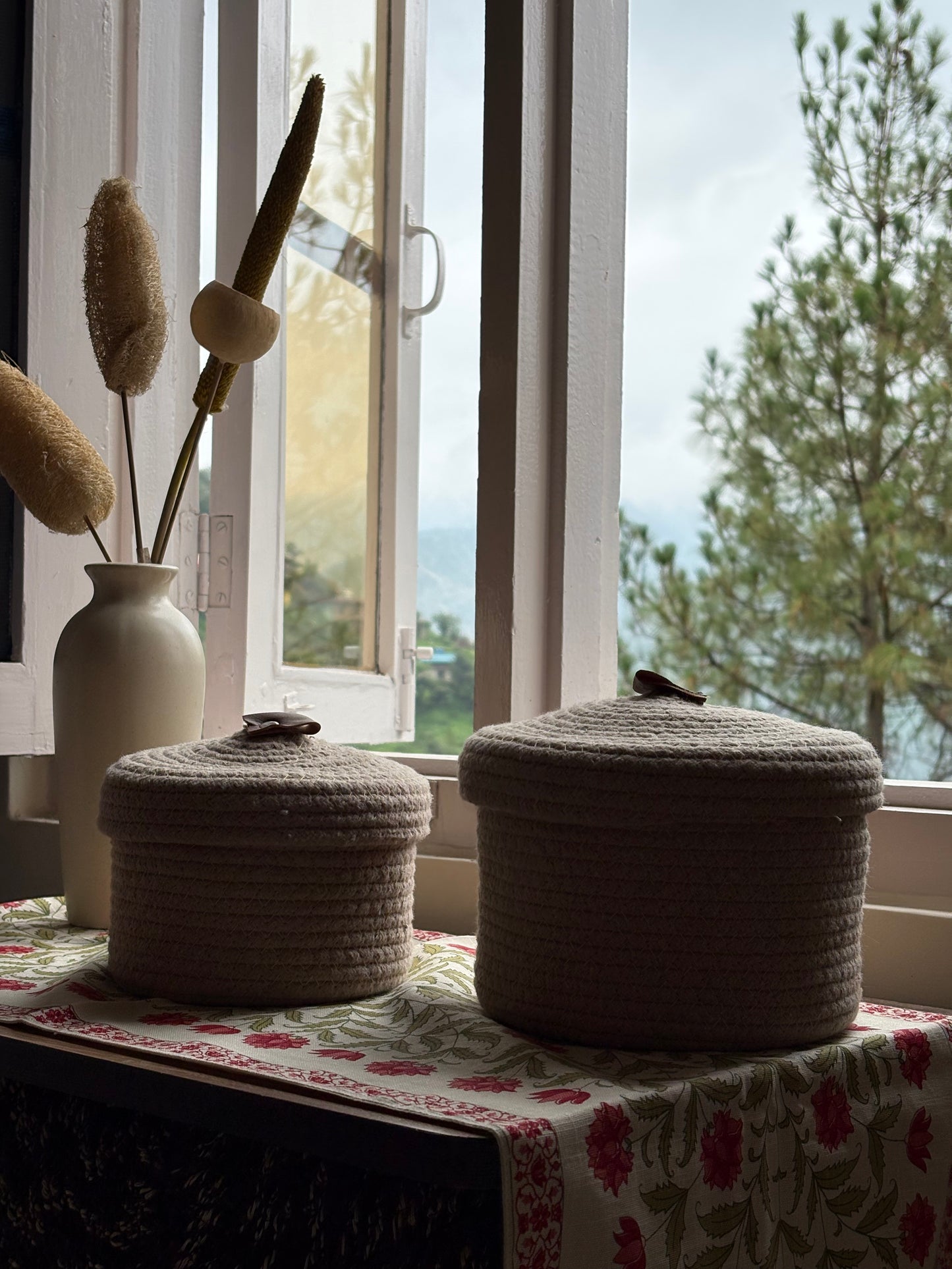 Yubi Sora Beige Jute Basket with Lid