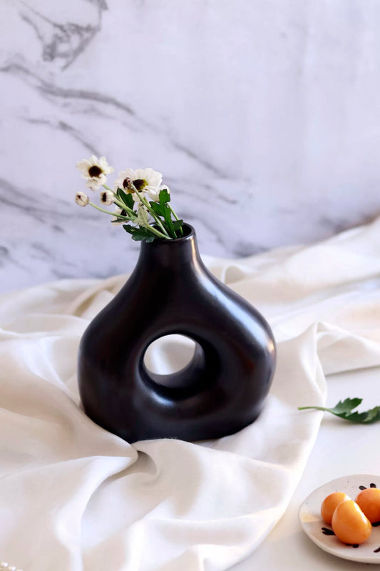 Yubi Sora Black donut vase