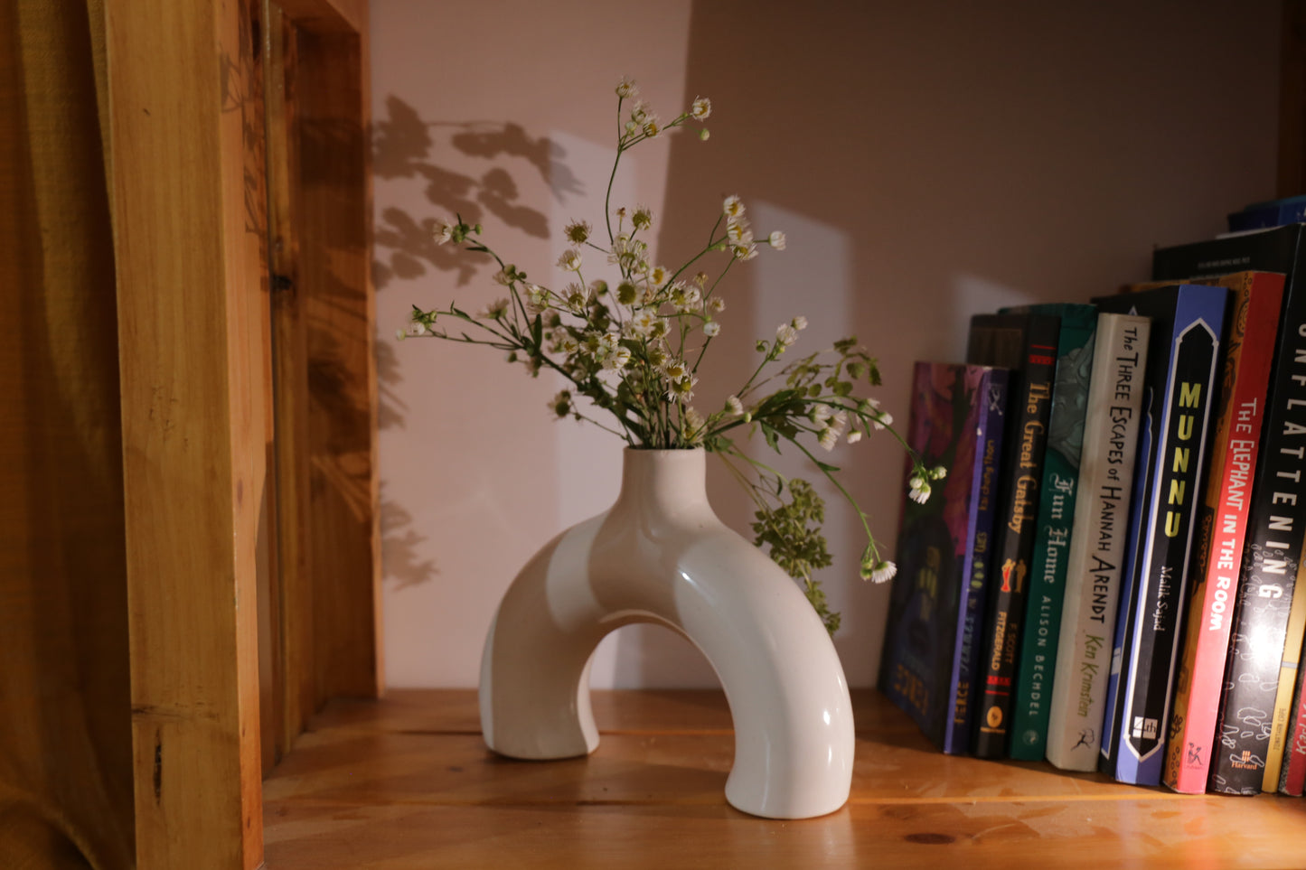 Yubi Sora Half Donut Ceramic Vase White